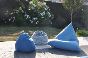 Ce coussin, par sa forme originale et passe-partout, se fondera sur votre terrasse comme les gouttes qui perlent sur nos tissus. Il deviendra le nouvel